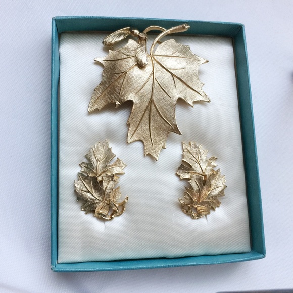 Lisner Jewelry - Lisner Maple Leaf Demi Parue In Original Box